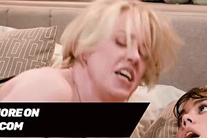 天哪，迪·威廉姆斯在狂野的三人行中展示肛交！