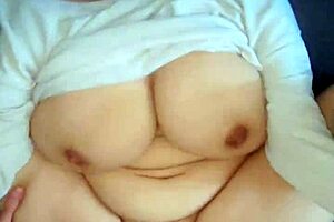 巨大拉丁奶子在传教士位中狂野弹跳