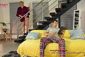 继母抓住我，用蜂蜜玩盒玩具榨干我的精液