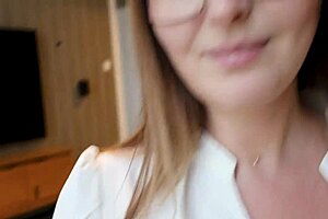 Nagy cicis MILF mostohaanya tanítja a mostohafiúnak a baszás fortélyait