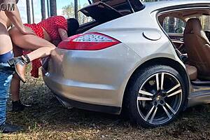 家庭主妇在森林里被抓到和陌生人做爱！