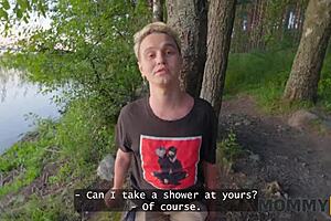 Mommy4k俄罗斯熟女玛卢莎几分钟内勾引公园大鸡巴家伙！