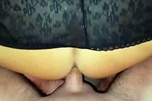 晚上和后妈的脚部恋物癖乐趣带来终极快感