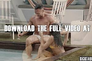 MILF Cassie Del Isla felfedezi Barcelonát, miközben durva anál szexet és seggbaszást élvez egy csajjal.