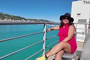 继母公共场合露阴——让我想起和继子的疯狂假期！