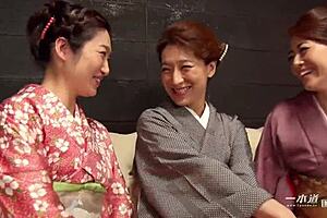 狂野日本熟女群交派对开启无码乐趣