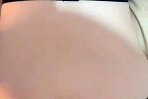 It's very comfortable inside my vagina, right? 我的陰道裡面很舒服對吧 😏