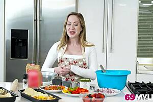 辣熟女Alaina Taylor狂野性爱后渴望面包上射精。她POV全收，凌乱颜射结束。