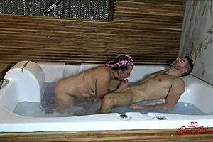 no tenia para pagar la renta y el casero me follo en su lugar