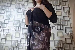 辣亚裔女孩玩弄大天然奶子