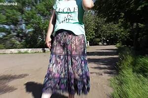 “想偷看吗？”毛茸茸熟女户外穿透视裙炫耀