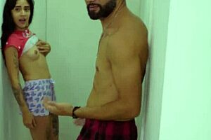 Follamos frente a mi hermanastra adicta al telefono hasta que nos preste atencion