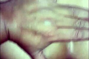 mi novia se masturba con su vibrador en la cama hasta el orgasmo