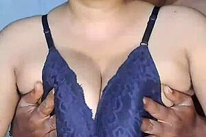 大奶 - 你喜欢我的下垂奶子和曲线身材特写吗？