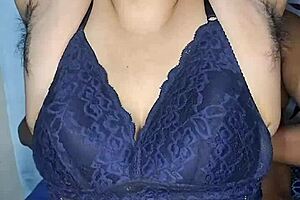 大奶 - 你喜欢我的下垂奶子和曲线身材特写吗？