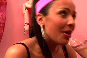 Dugás barna nagy cicis anyával hajolva análisan 😍