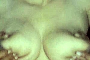 大奶 - 你喜欢我的下垂奶子和曲线身材特写吗？