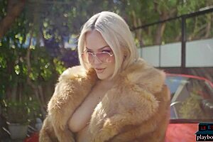 alexis texas flaunts bubble butt in hot car striptease 😍