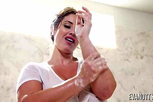 Massive ass Eva Notty gets dirty while bathing to clean up.