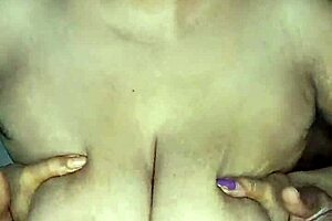 大奶 - 你喜欢我的下垂奶子和曲线身材特写吗？