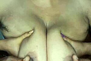 大奶 - 你喜欢我的下垂奶子和曲线身材特写吗？