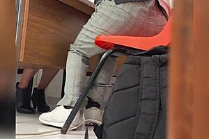 una maestra mexicana madura llama a su alumno al salón de clases para sexo público casero