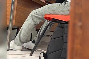 una maestra mexicana madura llama a su alumno al salón de clases para sexo público casero