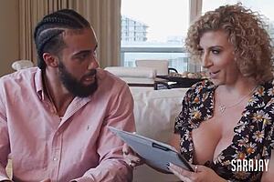 Sara Jay的大屁股在James Angel的粗鸡巴上弹跳。