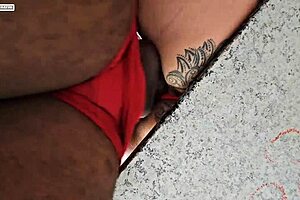 christmas fudendo a gostosa na lavanderia antes da festa de natal, brazilian milf brunette indulges in interracial fetish fun with curly hair and hairless body