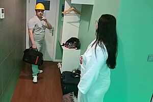 拉丁MILF诱惑胖酒店杂工。他给她涂油直到她到处喷水！