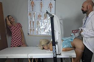 继母强迫继女去 shady 妇科医生第一次狂野检查