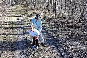 Maid Pretends To Look But Wants To Seduce