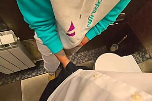 老师在学校厕所隔间里把精液塞进我的内裤