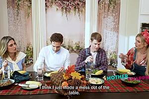 嘿，看MILF如何教朋友取悦继子在桌子上