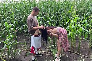 我在雨中玉米地干了饥渴继妹……真他妈热！🌧️🍑