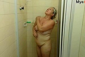 madrasta pega filho adotivo se masturbando enquanto ela tomava banho e faz sexo no chuveiro