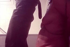 法国熟女在公共场合炫耀带肛塞的屁股！