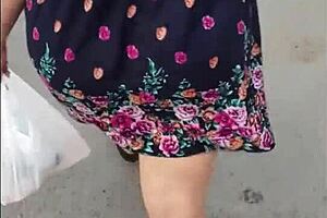 跟随丰满拉丁熟女闪裙子和丁字裤