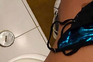 La Mama De Mi Mejor Amigo Me Encuentra Masturbandome Con Su Tanga Y Se Traga Mi Leche