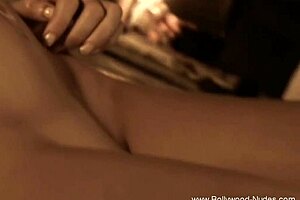 性感棕发美女享受仪式性爱狂欢