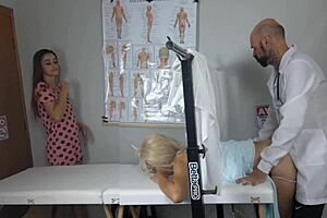 duas safadas v�o ao ginecologista para deixar brincar com sua buceta intriguing taboo first time