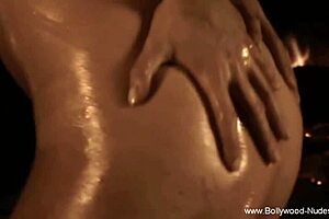 性感棕发美女享受仪式性爱狂欢