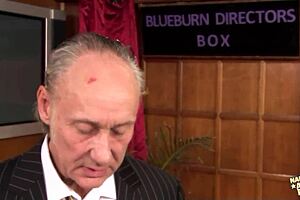 金发少女18+从经验丰富的男人学肛交技巧，丝袜增添额外辣味！