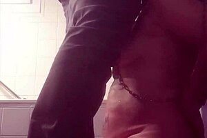 法国熟女在公共场合炫耀带肛塞的屁股！