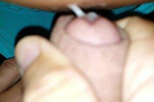 射精落在妻子剃光的阴部内裤上 - 卡里娜和卢卡斯