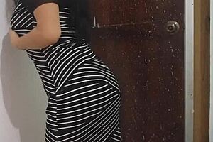 Stepmother dances sexy and flashes buttocks before wedding?