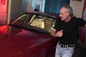 Elle Brook和Jasmine Webb与老家伙跨种族3P