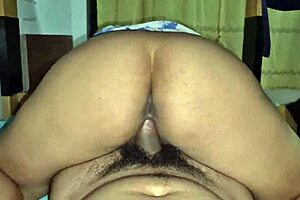 Me invitó a comer solo para terminar llevándome a la cama, me dijo que aplicaría la de boca come y culo paga, y decidí pagarle de la mejor manera