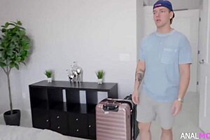 共享床铺变成熟女大屁股的狂野肛交