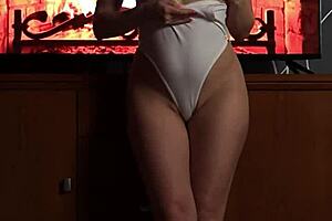 this very hot girl masturbates her pussy right in front of me and i can't let her get fucked